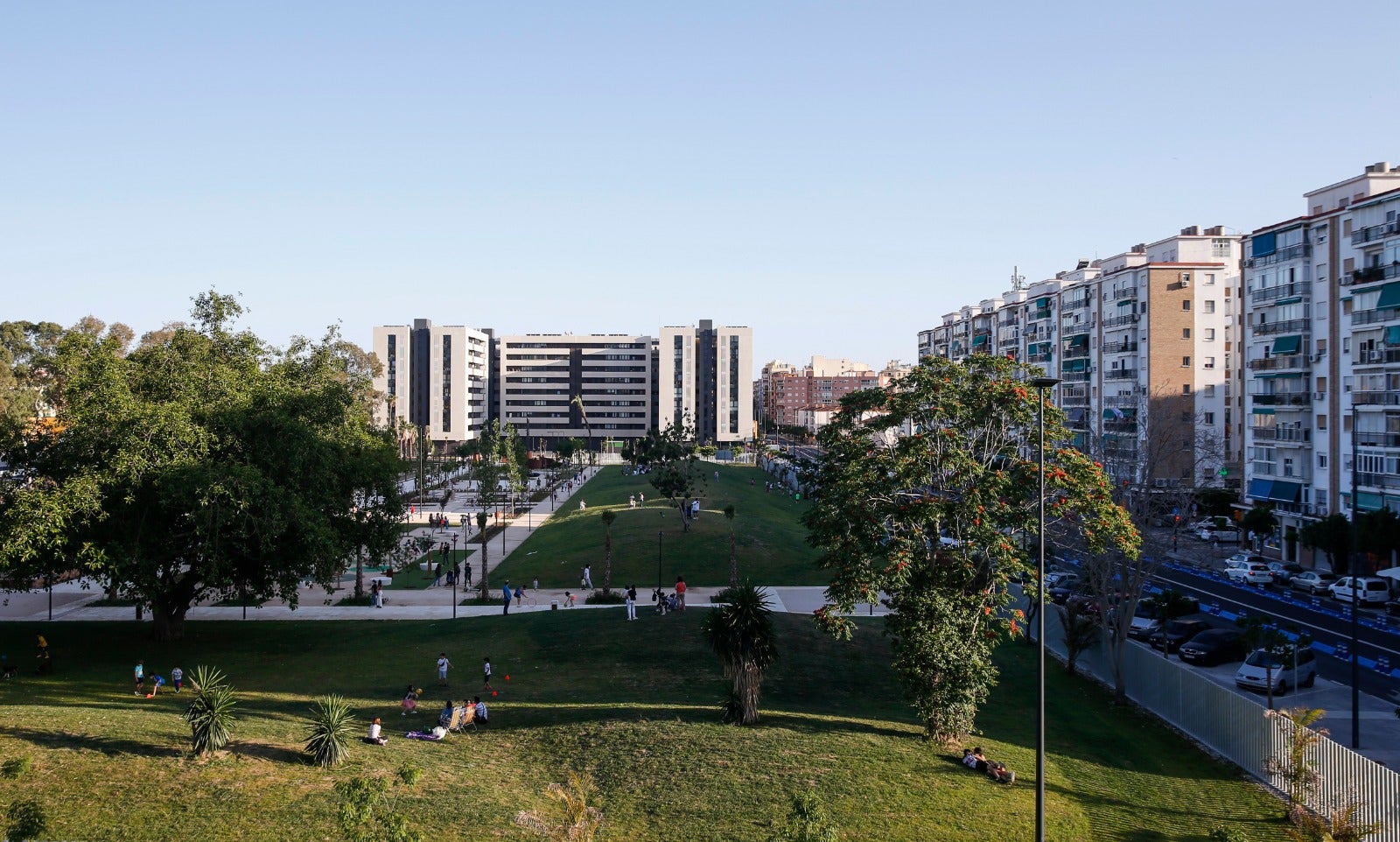 Cientos de vecinos se dan cita a diario en la nueva zona verde.