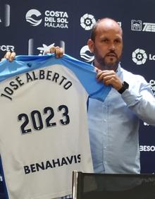 Imagen secundaria 2 - Imágenes de la presentación de José Alberto como entrenador del Málaga.