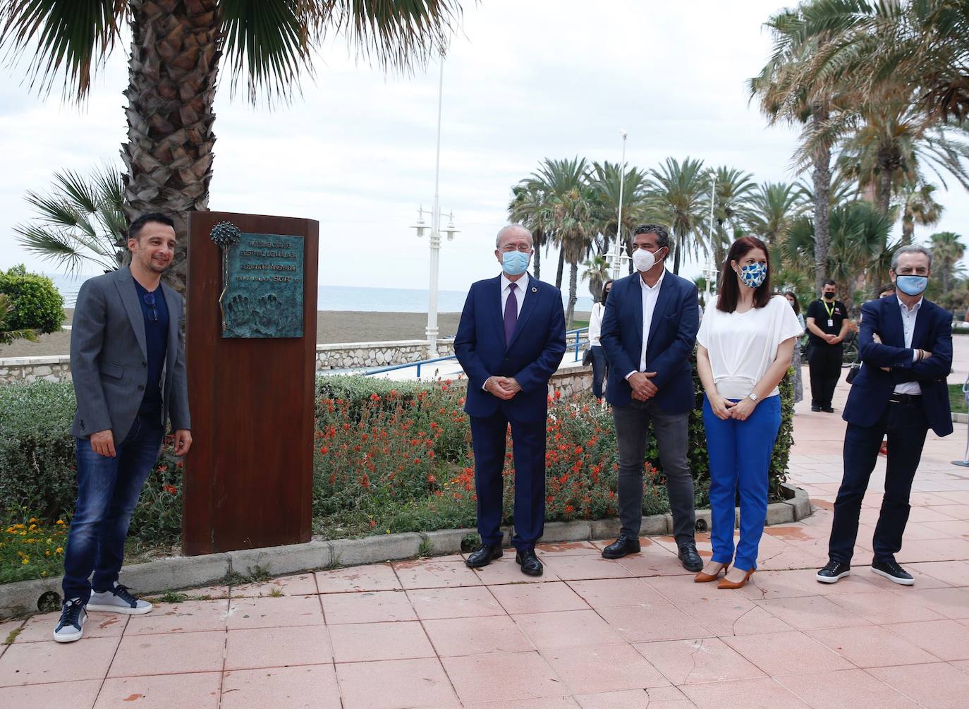 Alejandro Amenábar descubre el monolito que le reconoce como Premio Málaga Diario SUR de la vigésimo cuarta edición del Festival de Málaga.