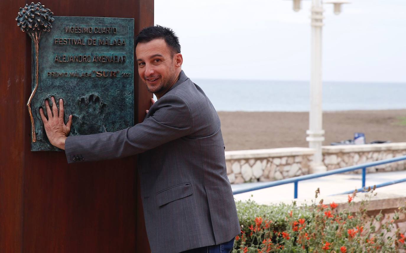 Alejandro Amenábar descubre el monolito que le reconoce como Premio Málaga Diario SUR de la vigésimo cuarta edición del Festival de Málaga.