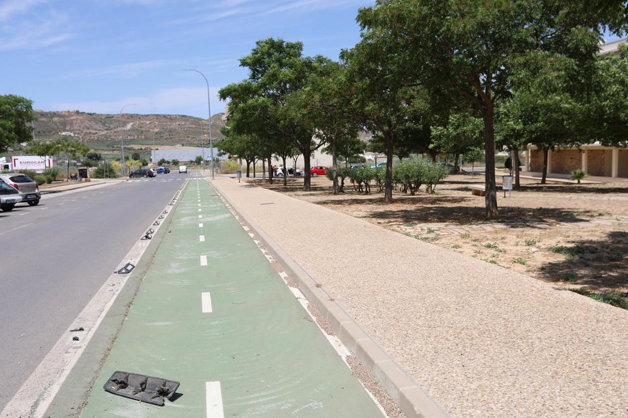 El carril bici de Antequera está deteriorado y en desuso. j. a. guerrero