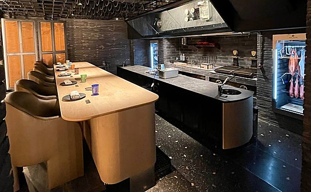 Imagen principal - Arriba, interior de Smoked Room. Abajo, algunas de las propuestas de esta cocina basada en el humo y la brasa.