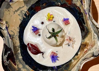 Imagen secundaria 1 - Arriba, interior de Smoked Room. Abajo, algunas de las propuestas de esta cocina basada en el humo y la brasa.