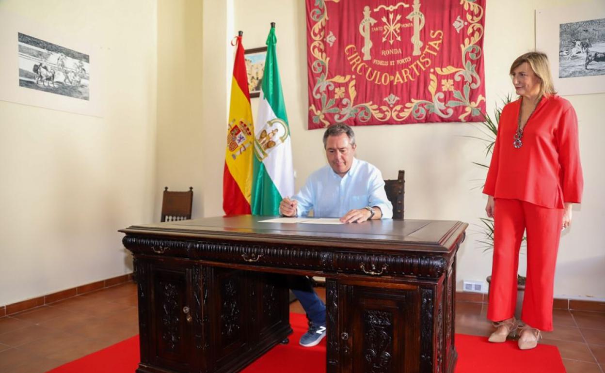 Espadas, acompañado de Aguilera, firma el manifiesto en la misma mesa que los hizo Blas Infante.