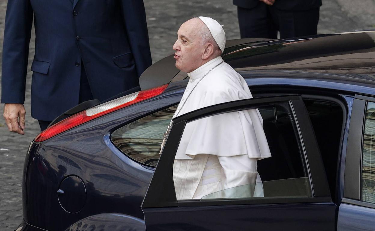 El Papa Francisco, durante uno de sus desplazamientos fuera del Vaticano.