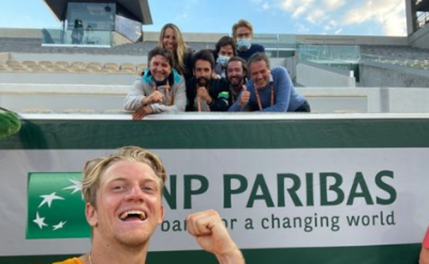 Davidovich, en el 'selfie' que se hizo a pie de pista en la Suzanne Lenglen con su equipo de trabajo tras ganar el domingo a Delbonis. 