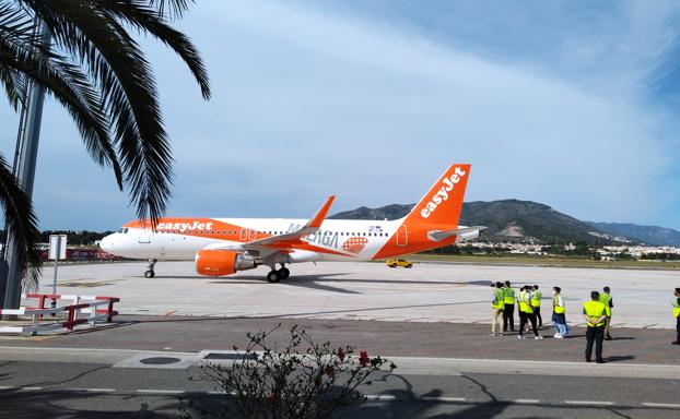 Llegada del avión bautizado con el nombre de 'Málaga', que fue recibido por las autoridades. 