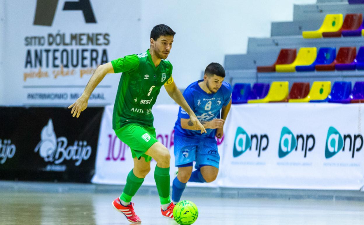 Miguel, primer capitán, avanza con el balón controlado. 