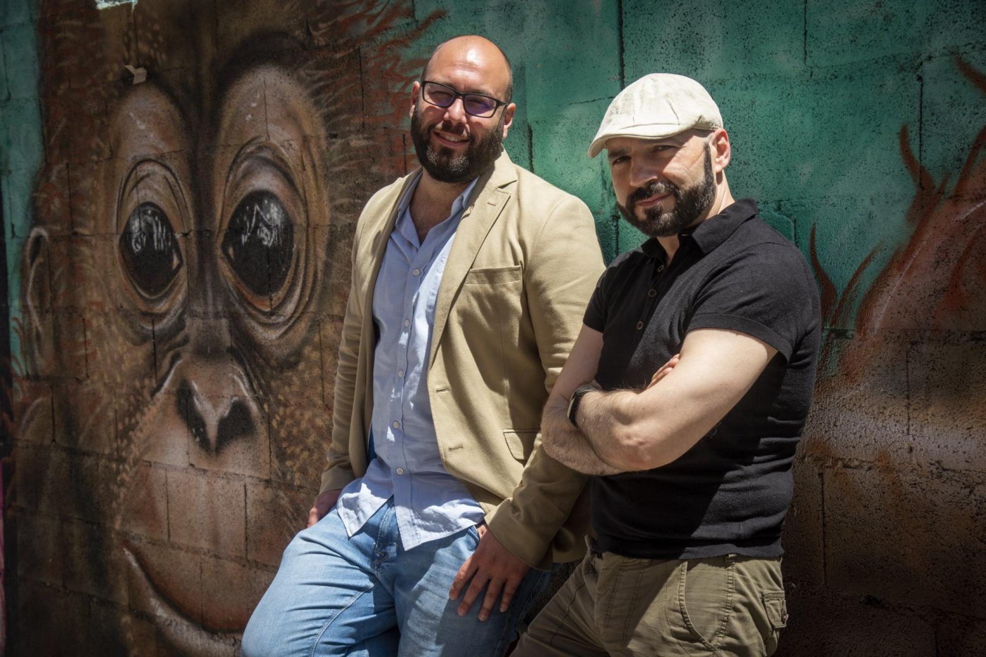Tomás Ocaña, director de 'Lucía en la telaraña', y Luis Alcázar, productor ejecutivo, ayer en Lagunillas. 