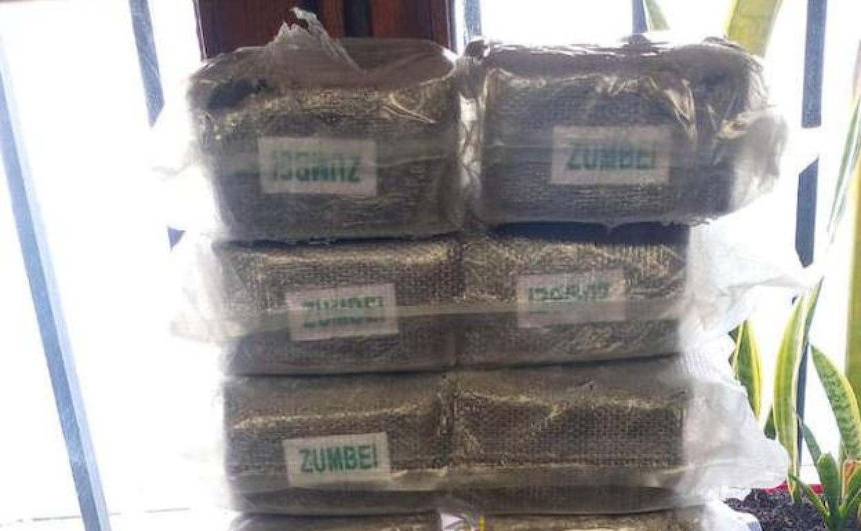 Intervenidos 12 kilos de hachís tras detener a una persona que se dio a la fuga en un control en Casabermeja