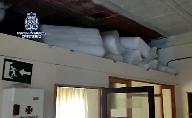 Pillan 181 kilos de hachís escondidos en el relleno de cojines al interceptar unos palés enviados desde Málaga