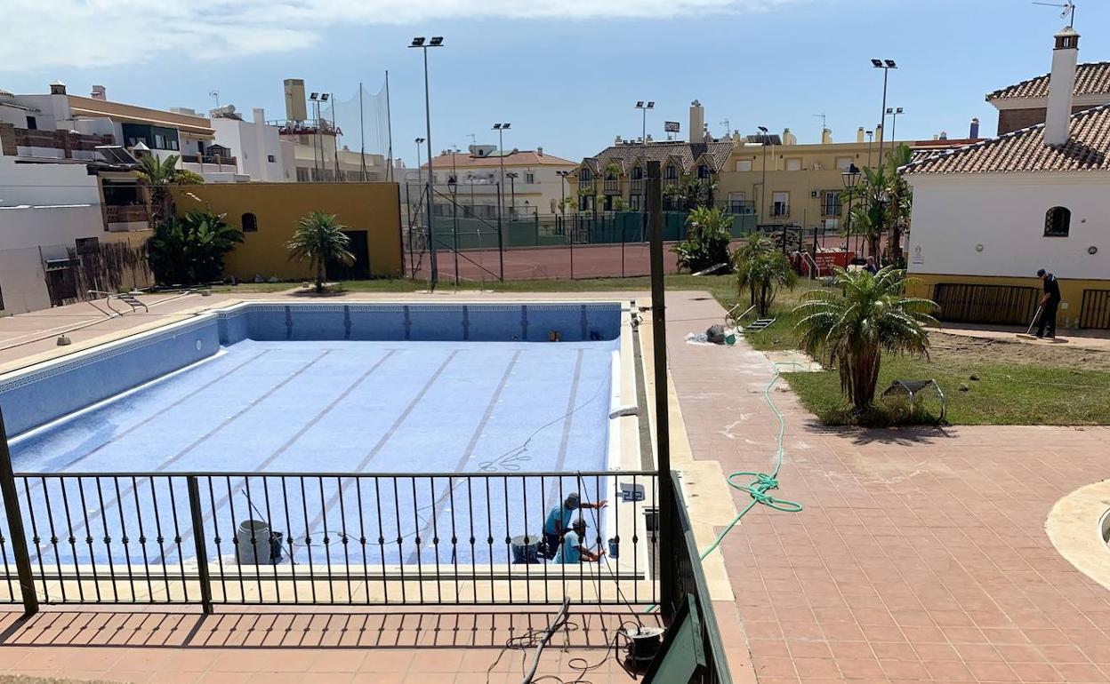 inicio de los trabajos en la piscina y el recinto del polideportivo. 