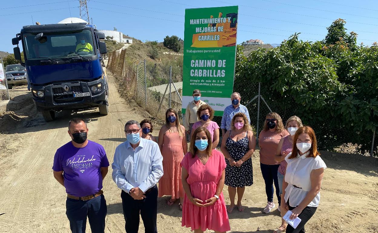 Autoridades y vecinos, en la zona donde se actuará. 