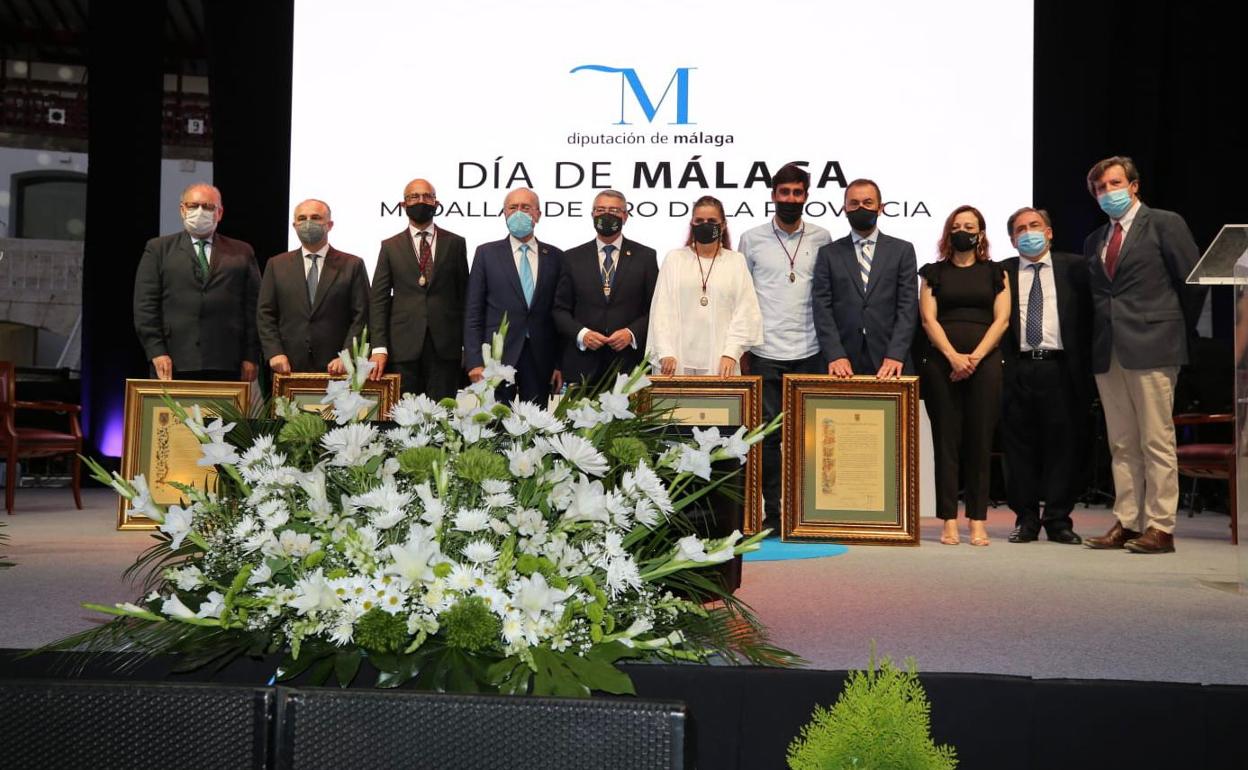 Los galardonados junto a las autoridades al final del acto.