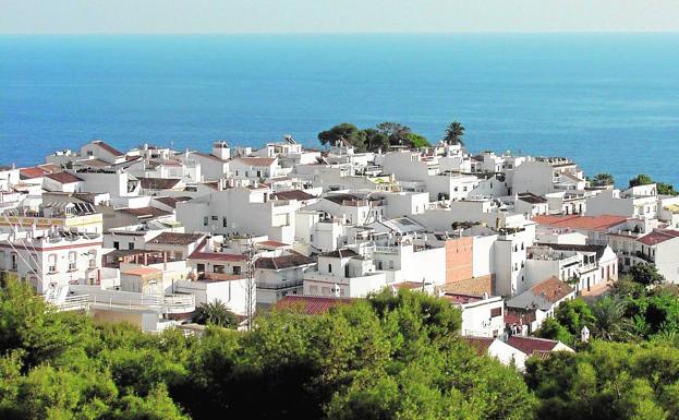 Desde los alrededores de la Cueva de Nerja se tiene esta vista privilegiada a esta villa nerjeña. 