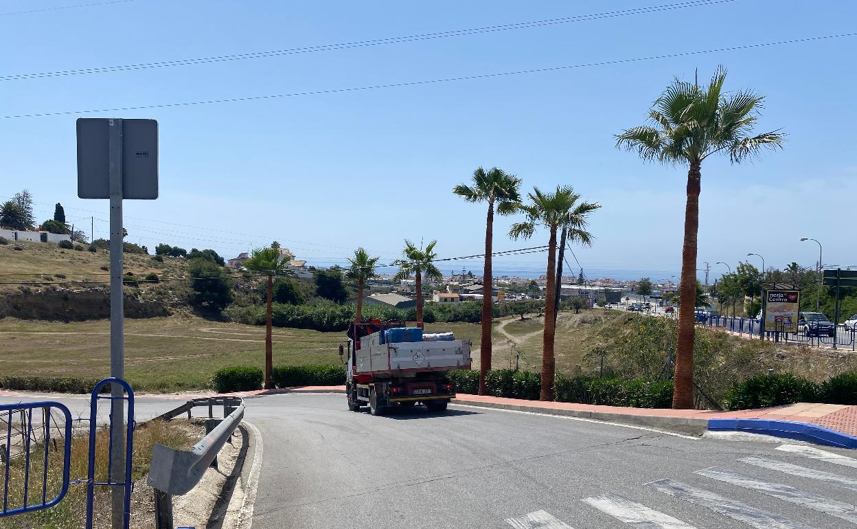 Imagen de parte de los terrenos que se pretenden desarrollar, junto al vial de acceso de la autovía. 