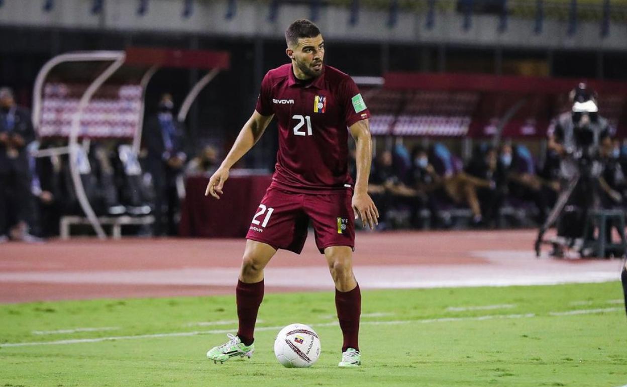 Alexander González, jugador del Málaga, conduce un balón con su selección, Venezuela, en un partido reciente contra Uruguay.