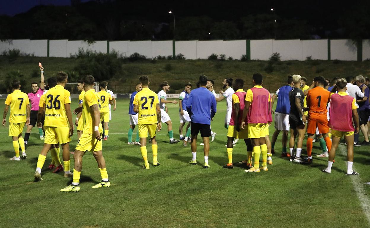 Momento de la aglomeración de jugadores que acudieron a acercarse a la trifulca que protagonizaron en su mayoría los técnicos. 