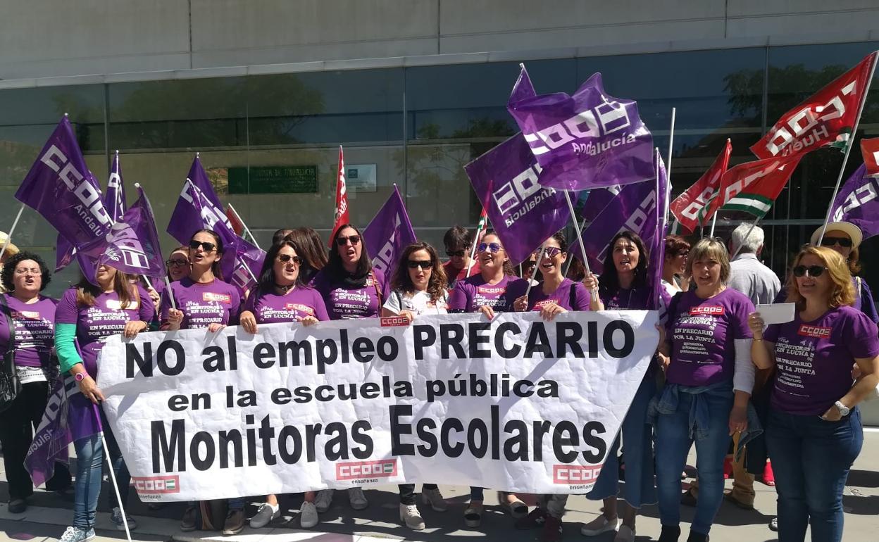 Monitoras escolares, en una de sus recientes protestas por su situación de precariedad. 