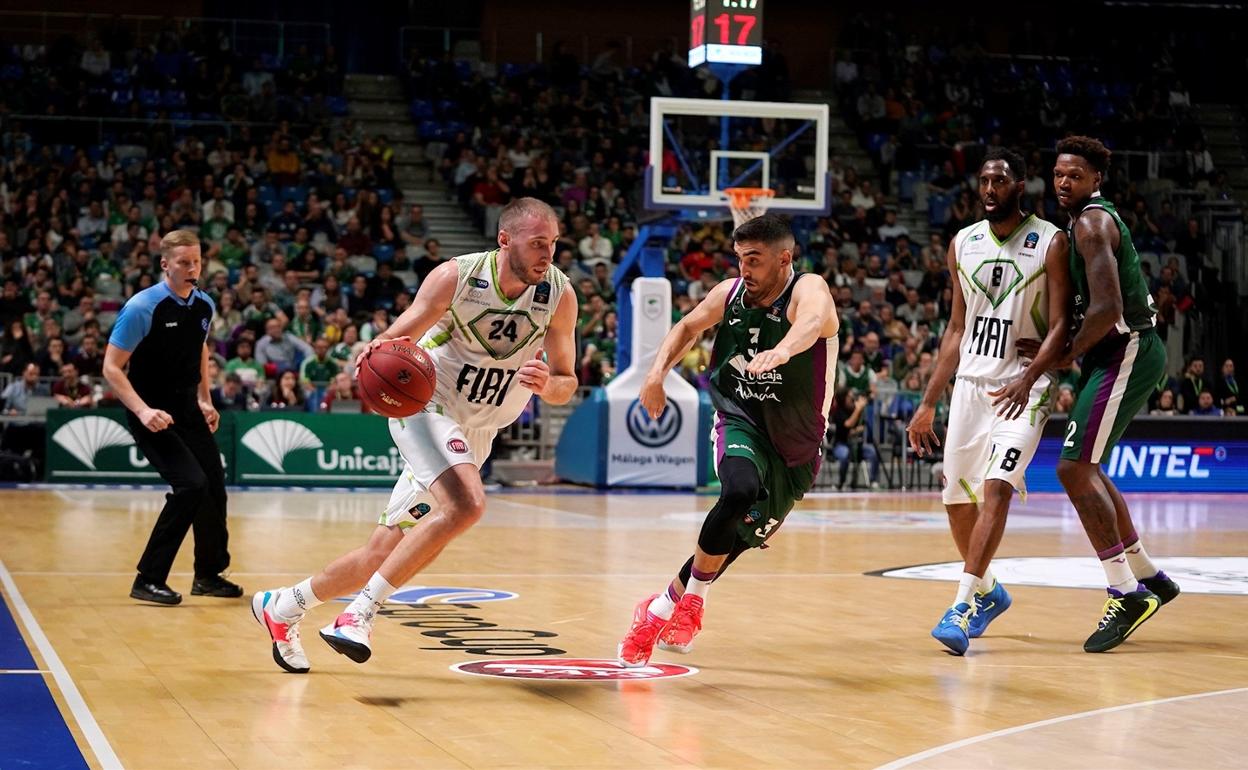 Lojeski, defendido por Jaime Fernández, en un partido entre el Tofas y el Unicaja la pasada temporada. 