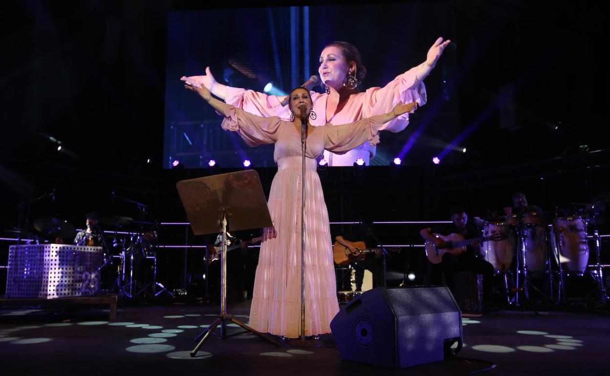 Niña Pastori, entregada a su público en uno de los momentos del concierto. 