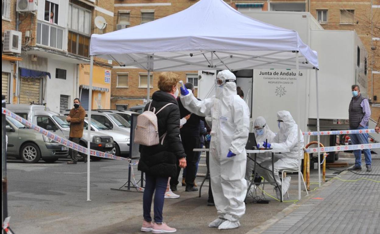 Andalucía suma 1.405 casos, cuatro muertes y su tasa Covid baja por segundo día hasta 187,7