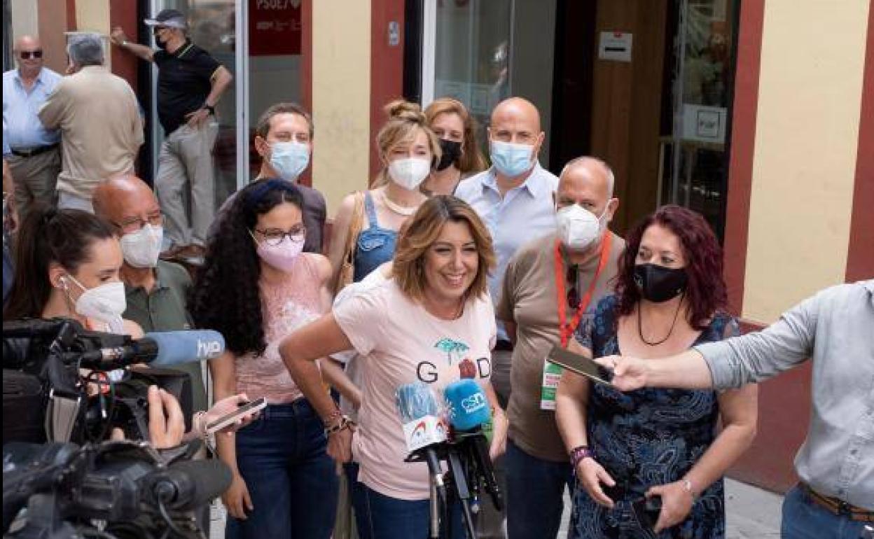 Susana Díaz atiende a los medios tras depositar su voto de las primarias de su partido en las que se elegirá al próximo candidato a la presidencia de la Junta de Andalucía.