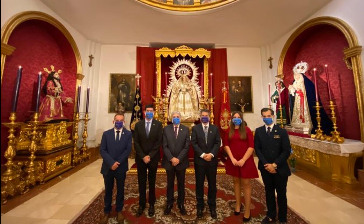 David Ruiz y los integrantes de su candidatura, ante los titulares de la corporación.