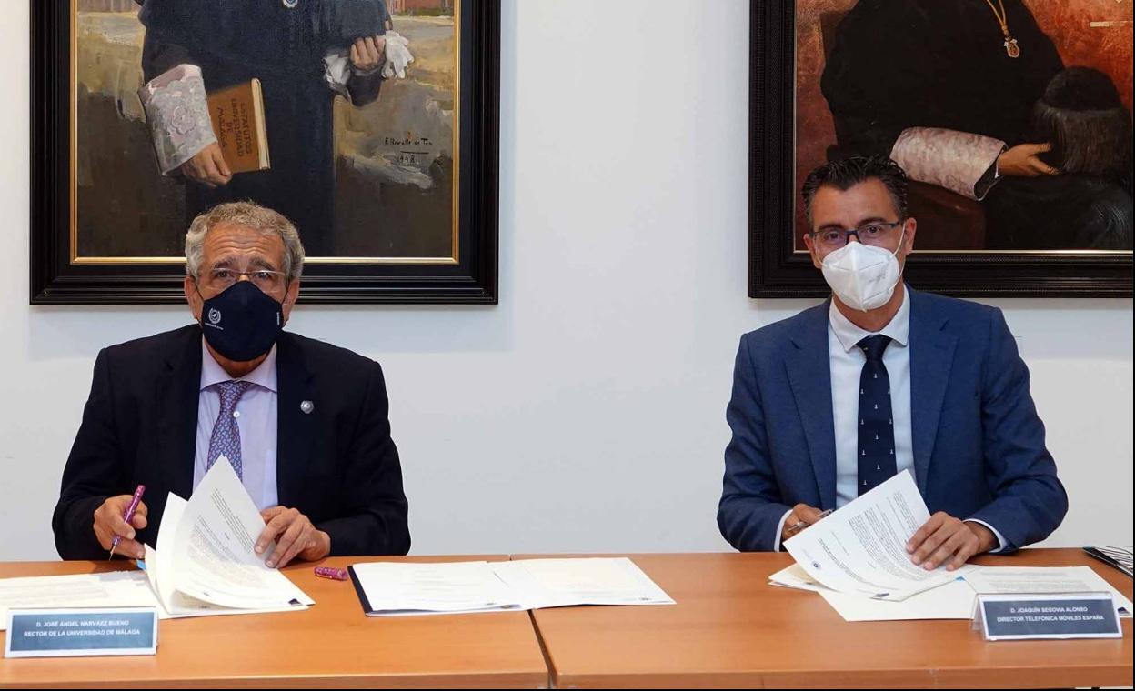 El rector de la UMA, José Ángel Narváez, y el director del Territorio Sur de Telefónica España, Joaquín Segovia.