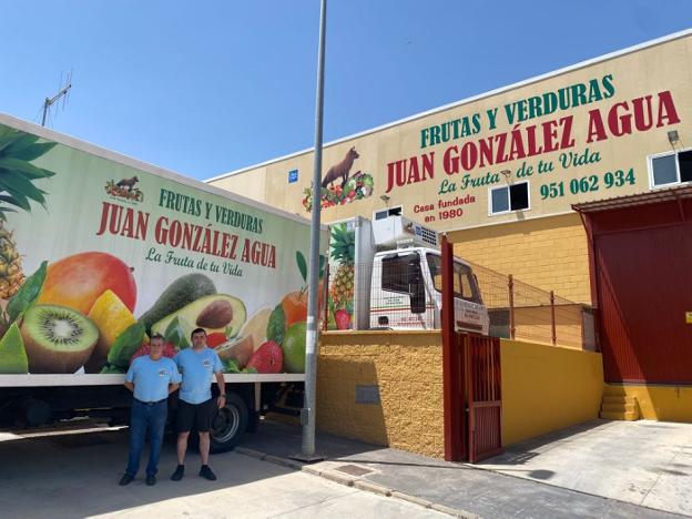 El fundador, Juan González Agua, junto a su hijo, Alejandro González, actualmente a cargo de la empresa.