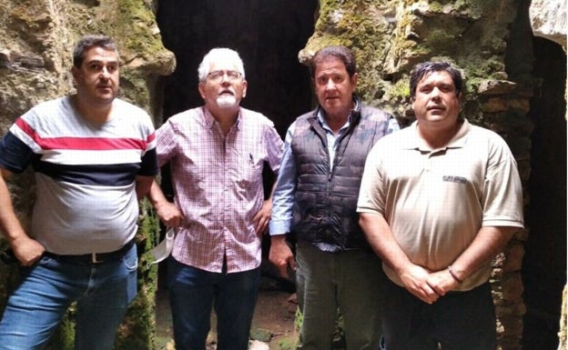 El arqueólogo, Andrés Fernández; el alcalde, Manuel Robles; el doctor de la UMA en Historia, Virgilio Martínez; y Manuel Robles hijo, en el interior del aljibe. 