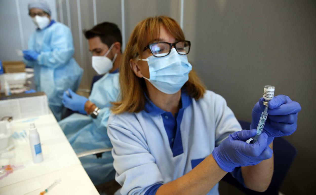 Vacuna Covid Andalucía: Estos son los grupos de edades que pueden llamar para vacunarse contra el coronavirus a partir de mañana martes