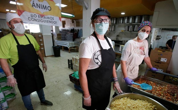 Los voluntarios del comedor atendiendo en los primeros momentos tras el confinamiento de 2020.