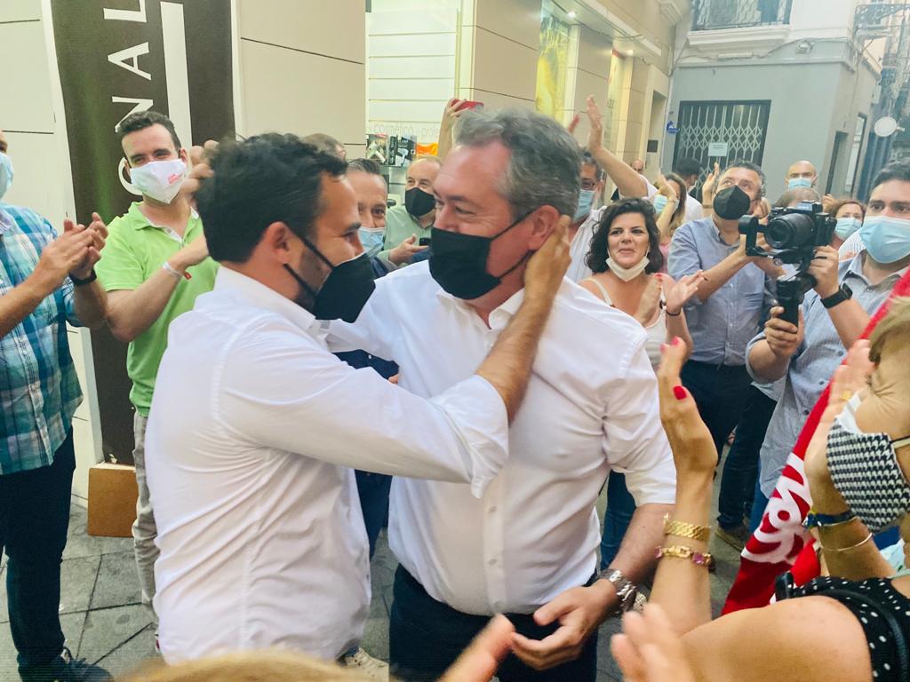 Pérez felicita a Espadas en Sevilla el pasado domingo tras su victoria en las primarias.