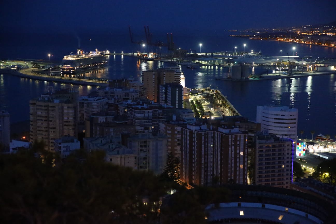 El barco ha llegado a la hora prevista, con un millar de pasajeros a bordo, y ha quedado amarrado junto a la terminal A del Puerto