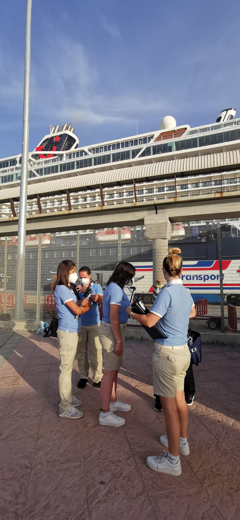 El barco ha llegado a la hora prevista, con un millar de pasajeros a bordo, y ha quedado amarrado junto a la terminal A del Puerto