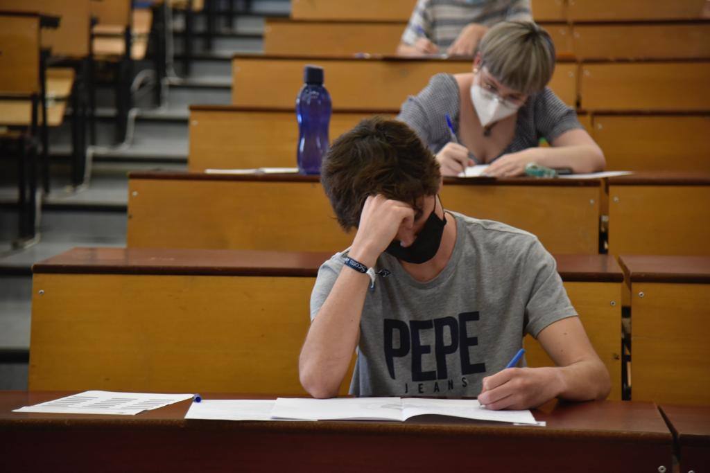 Algunos de los estudiantes que se examinaron en el campus de Teatinos 