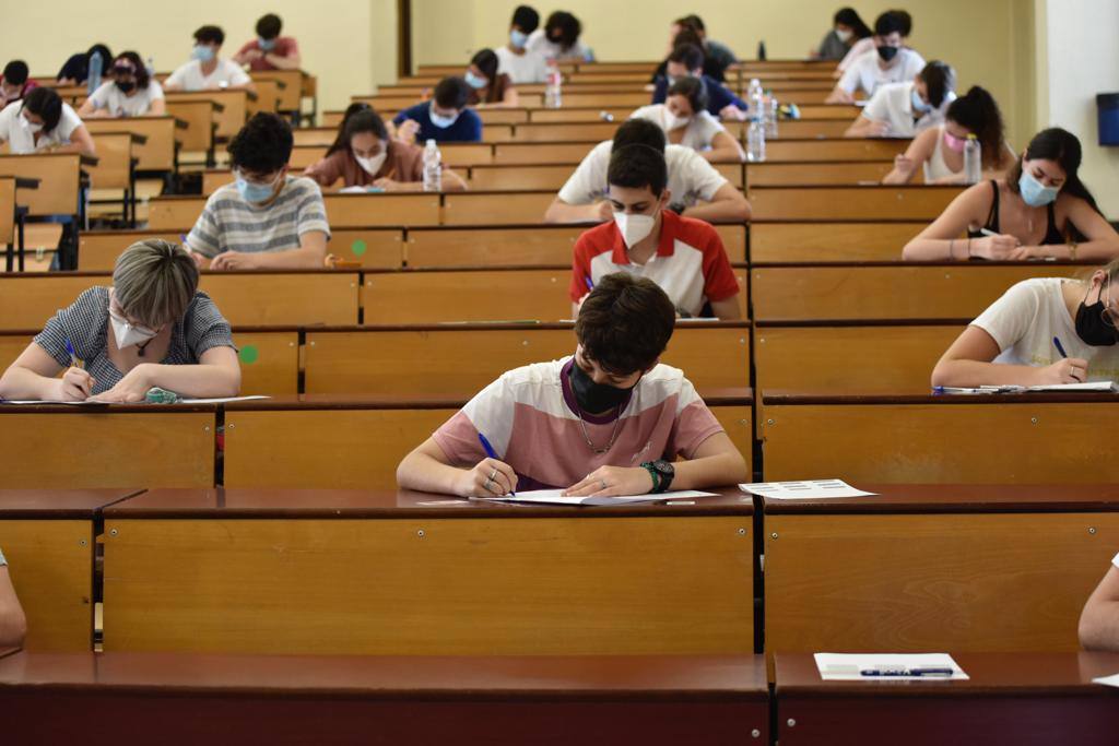Algunos de los estudiantes que se examinaron en el campus de Teatinos 