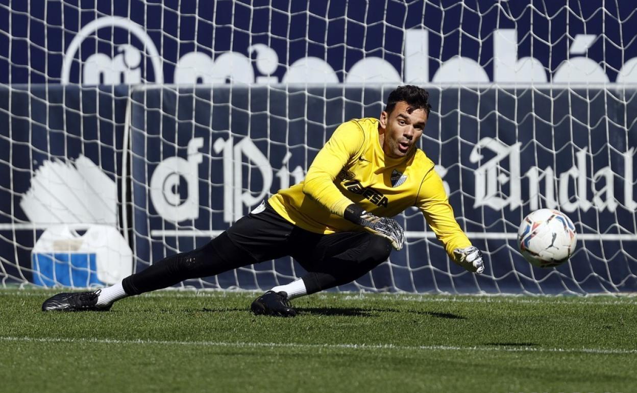 Juan Soriano durante un entrenamiento con el Málaga en la temporada 20-21 en el estadio de La Rosaleda.