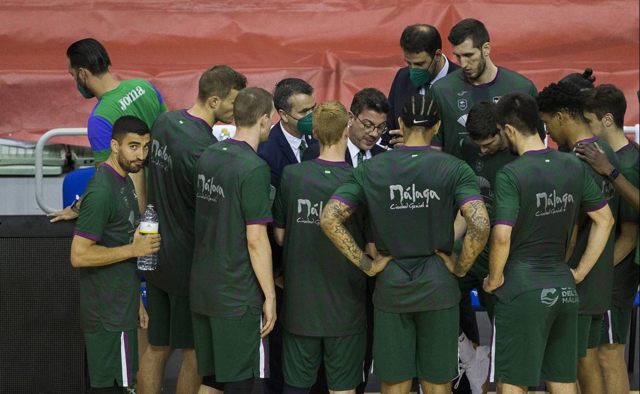 La plantilla del Unicaja atiende a Katsikaris durante un tiempo muerto. 