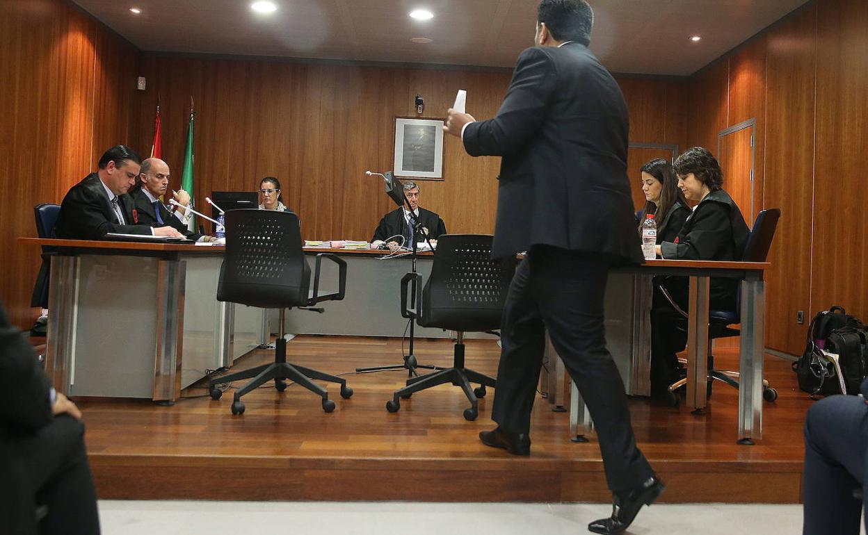 El jeque Al-Thani accede al estrado en el Juzgado de Primera Instancia número 12. 