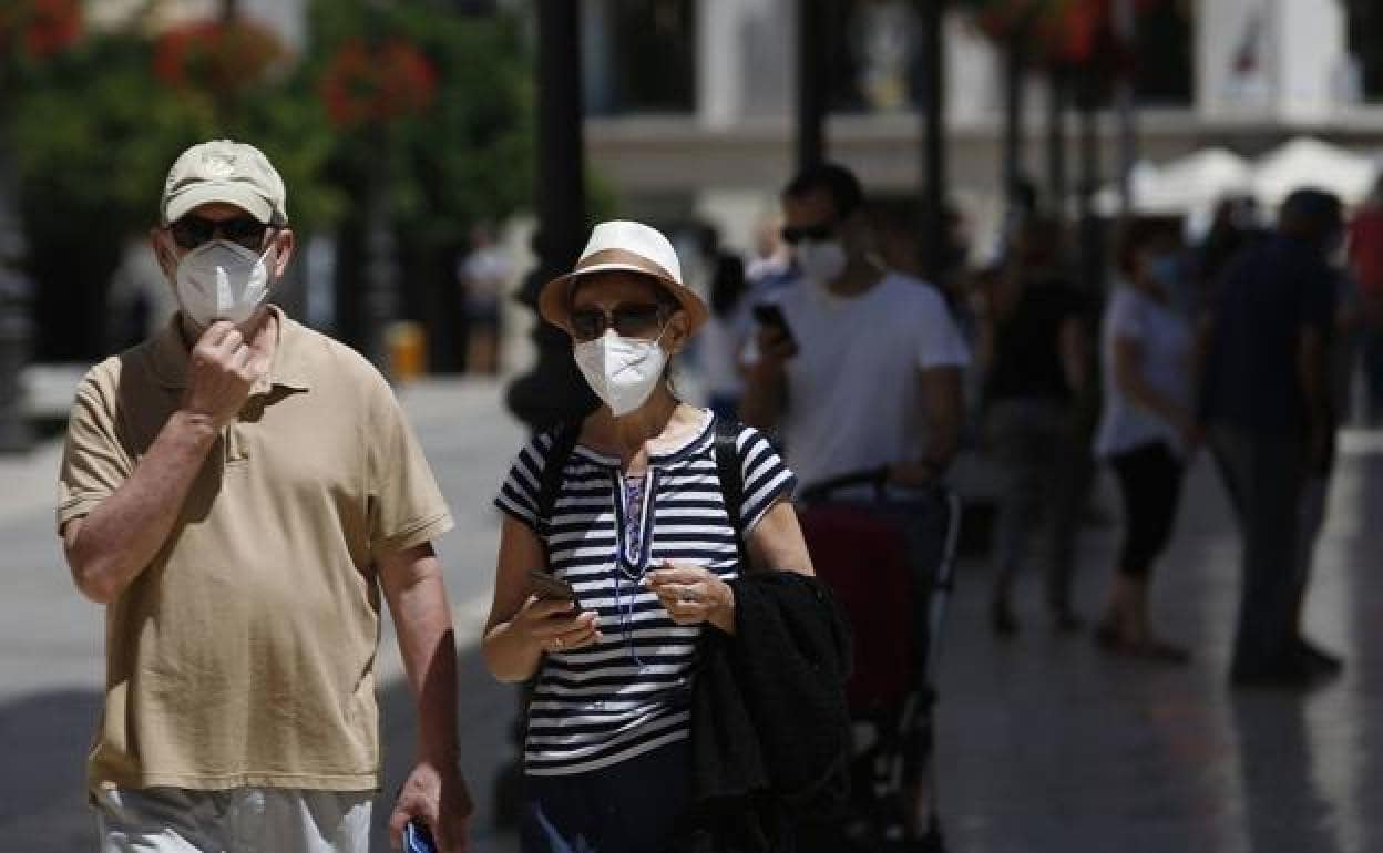 Coronavirus: Andalucía defiende seguir con la mascarilla como «arma esencial» y no plantea por ahora alternativas a su uso