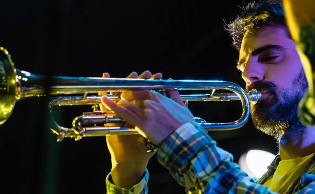 Imagen principal - El malagueño Nacho Loring, durante varios conciertos. A la derecha, portada de su nuevo disco.