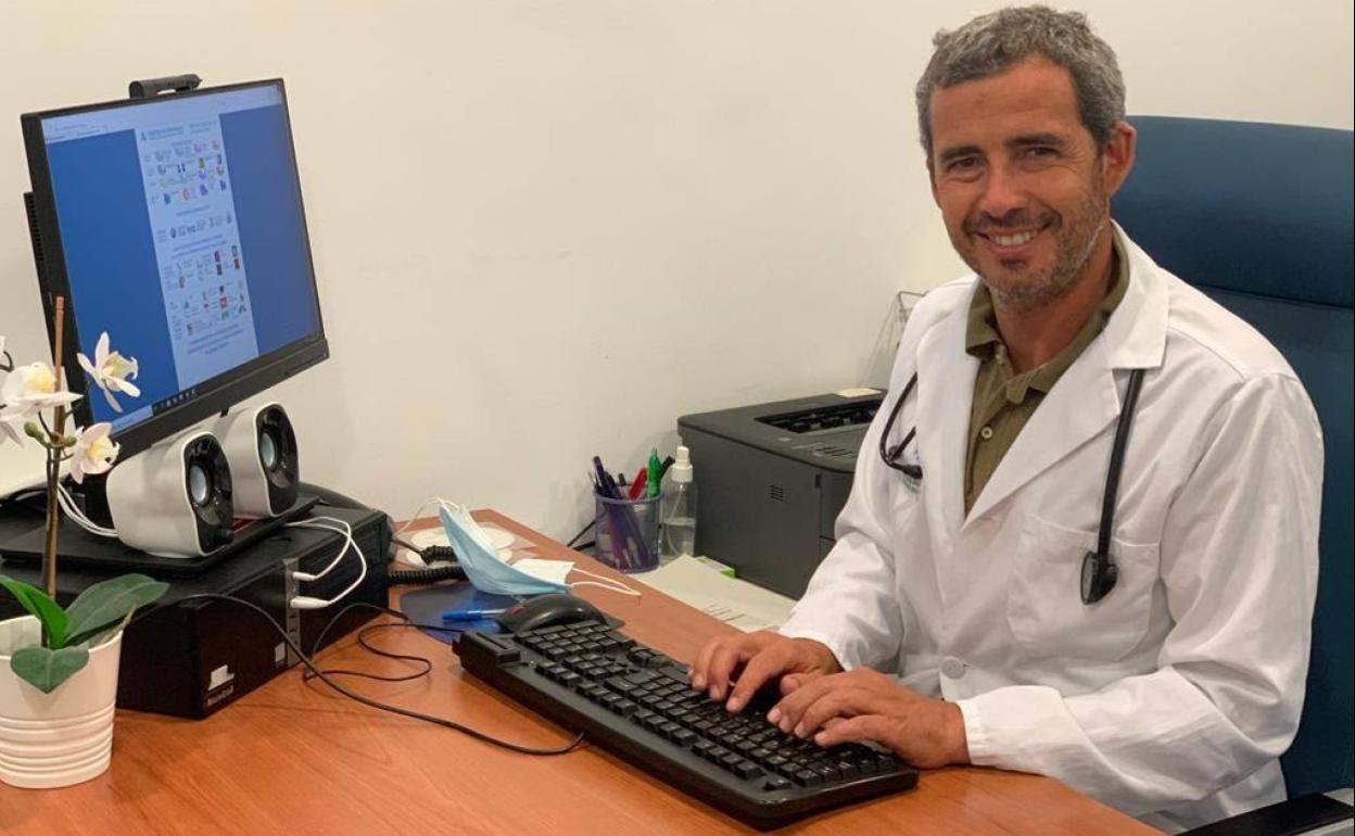 El oncólogo Álvaro Montesa trabaja en el Hospital Regional de Málaga. 