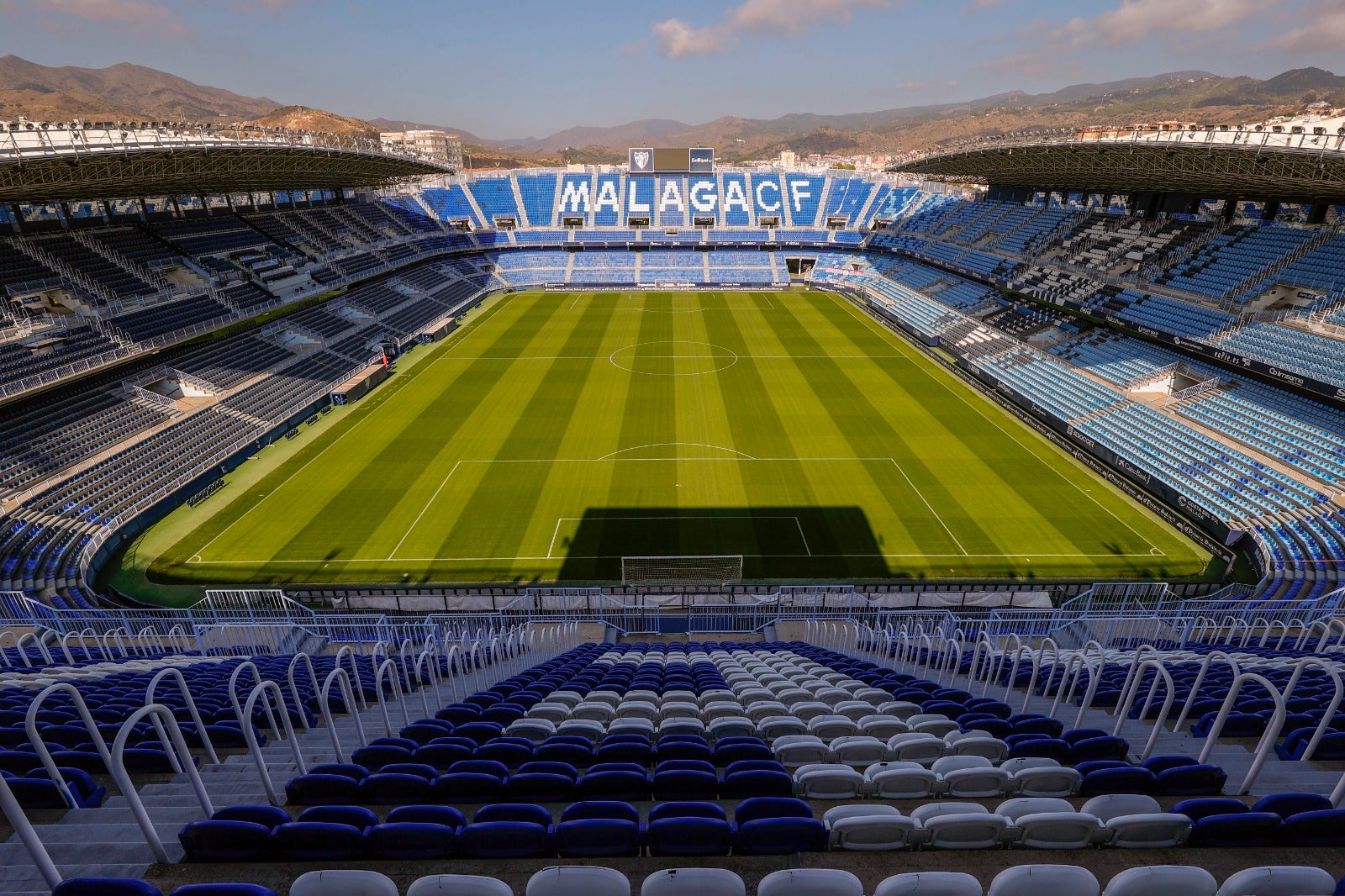 Panorámica del estadio de La Rosaleda desde la grada de Gol Alto. 