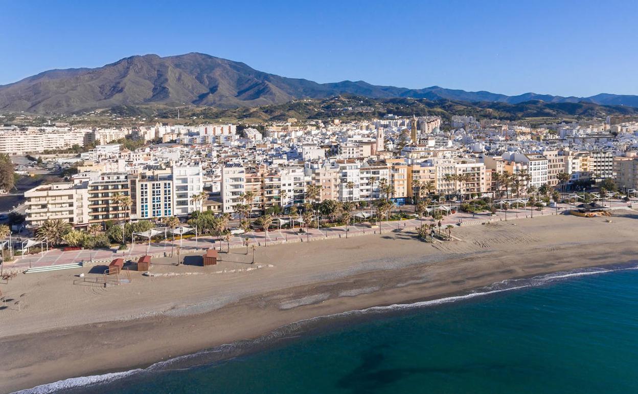 Imagen aérea del municipio con la avenida Litoral al fondo, una de las que será controlada gracias a las nuevas cámaras. 