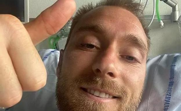 Christian Eriksen hace una señal de que todo está bien desde su cama del hospital. 