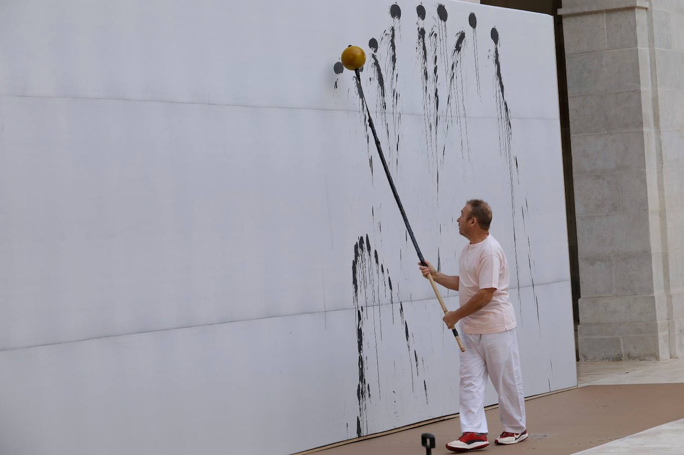 La acción «Despintura fònica» se realizó en el patio de la Aduana, promovida por el Museo Picasso 