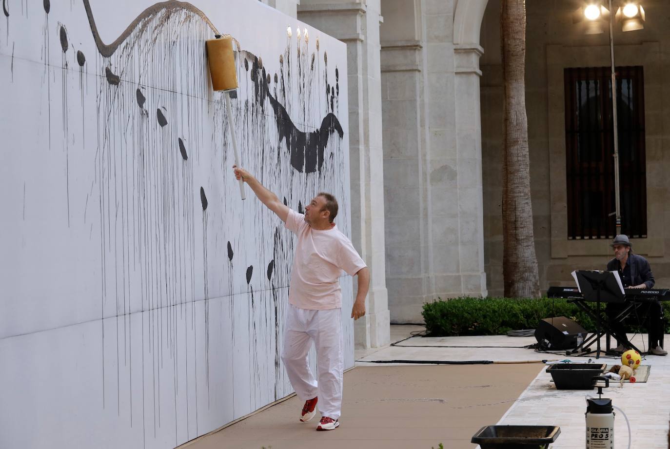 La acción «Despintura fònica» se realizó en el patio de la Aduana, promovida por el Museo Picasso 