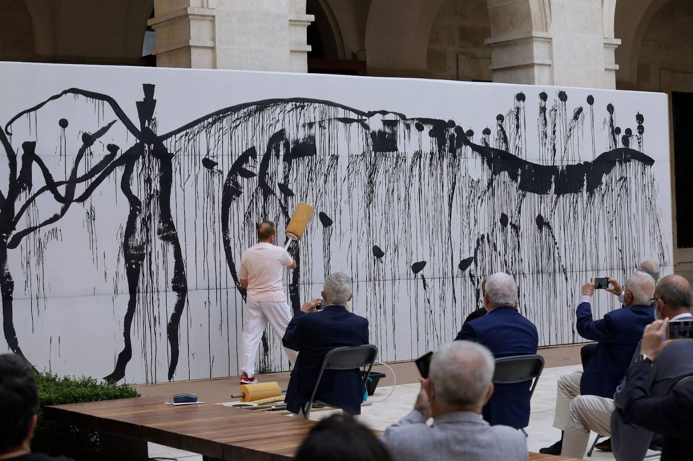 La acción «Despintura fònica» se realizó en el patio de la Aduana, promovida por el Museo Picasso 